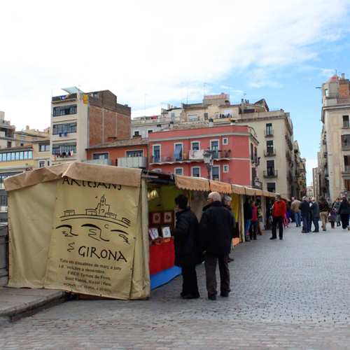 Fira-Mercat de productes artesans del pont de Pedra a Girona