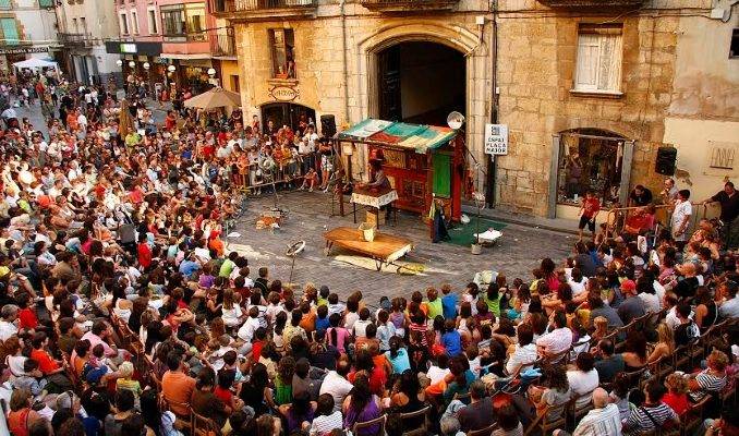 Fira de Circ al carrer a La Bisbal dEmpordà foto