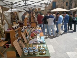 Fira de les herbes a peratallada foto 4