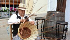 Fira mercat dartesans del poble pescador a premia de mar foto 2