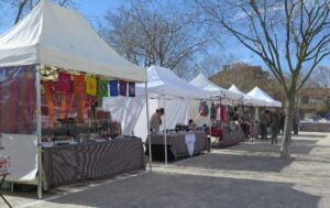 Mercat dartesania i brocanters a santa margarida i els monjos foto 1
