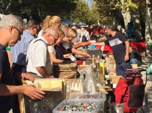 Mercat mensual dantiguitats colleccionisme art i artesania a igualada foto 3