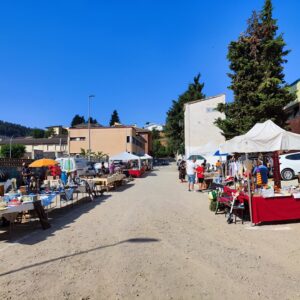 Mercat d'antiguitats, brocanters i etc. a Sant Quirze de Besora foto